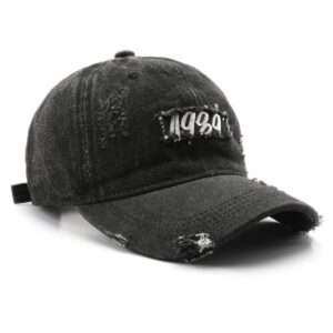 Single-color Embroidered Label With Frayed Edges, Washed And Aged For A Retro And Casual Look. Baseball Cap With Curved Brim, Suitable For Street Entertainment And Travel.